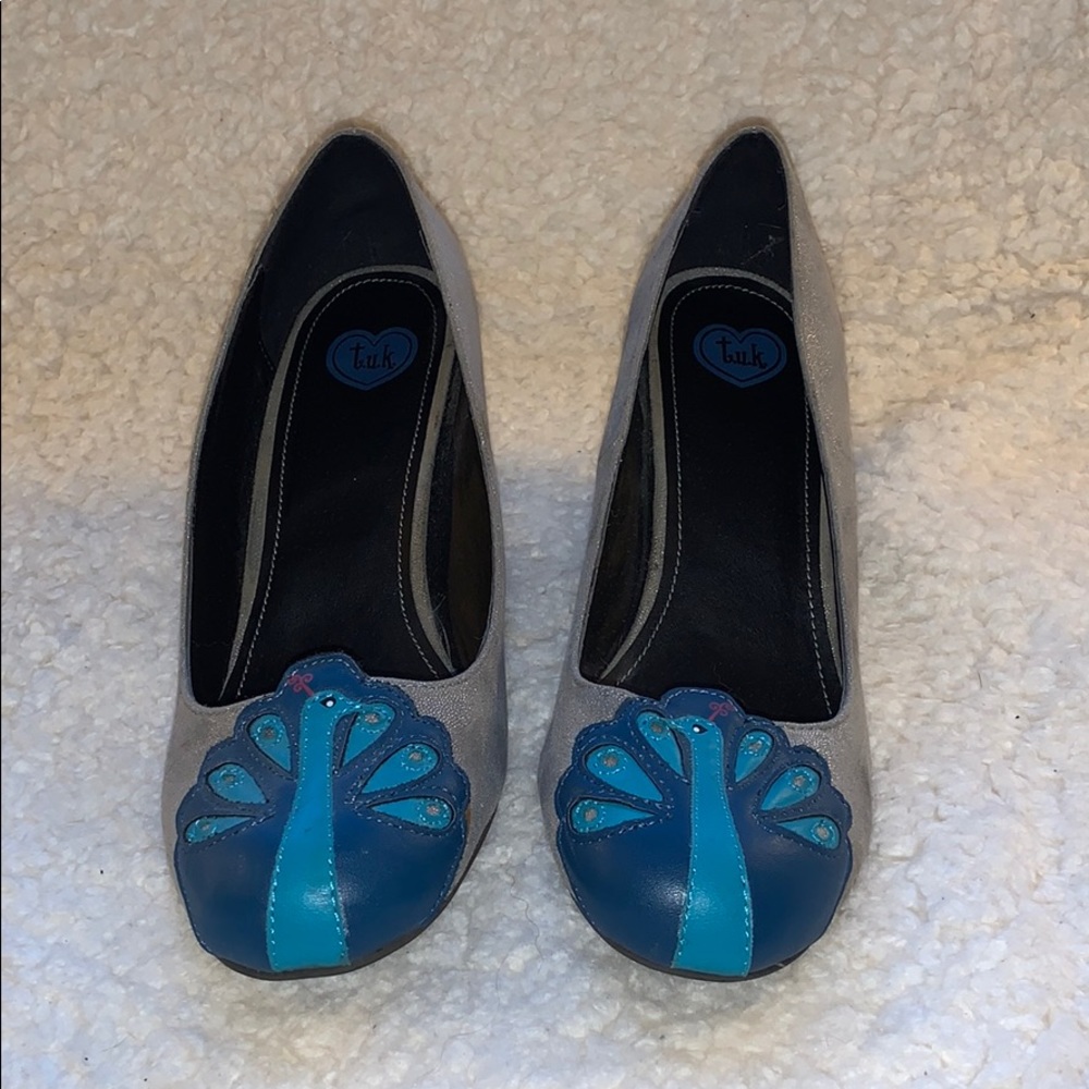 ModCloth Tuk Silver Peacock Shoes Size 9